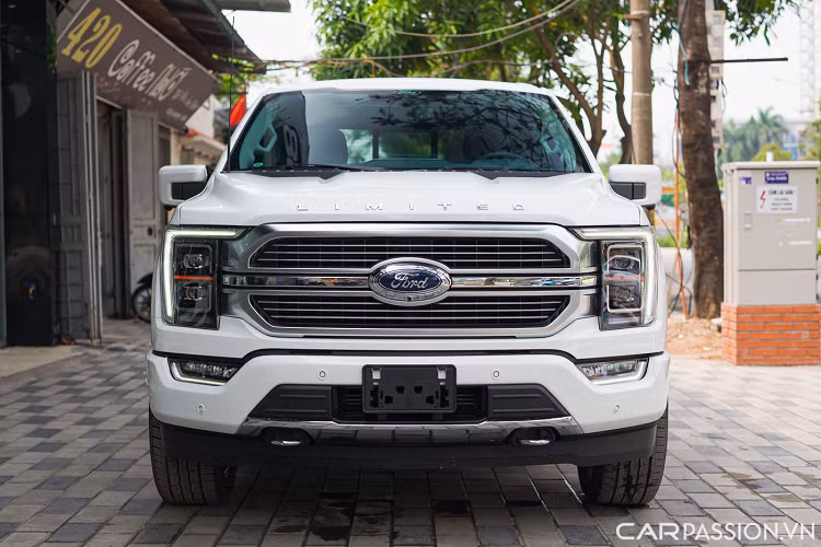Về thiết kế ngoại thất, Ford F-150 Limited sở hữu nhiều chi tiết được thay đổi so với thế hệ trước. Đầu xe vẫn có thiết kế nam tính với nhiều chi tiết to bản. Lưới tản nhiệt gồm nhiều thanh nan lớn kết hợp lại, hoàn thiện bằng bởi chrome bóng. Logo “Limited” được đặt trên nắp capo.