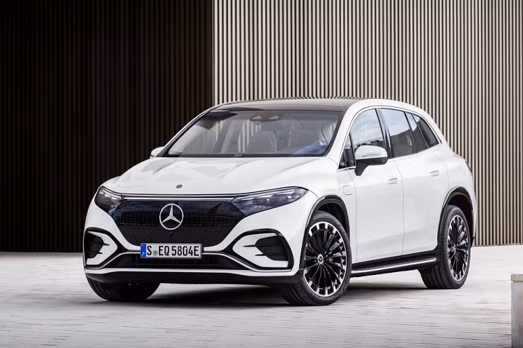 Vừa qua, mẫu xe chạy điện hạng sang Mercedes-Benz EQS SUV 2023 mới đã chính thức trình làng. Đây có thể nói là phiên bản gầm cao của mẫu sedan hạng sang Mercedes-Benz EQS từng ra mắt cách đây đúng 1 năm.