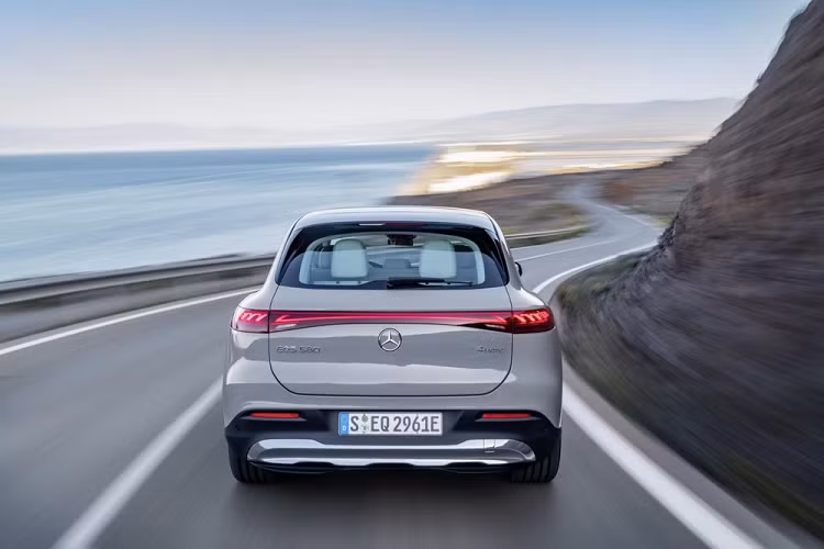 Đặc biệt, Mercedes-Benz EQS SUV 2023 còn có máy quét vân tay tích hợp trên cụm điều khiển trung tâm. Máy quét này có thể lưu vân tay của 7 người dùng khác nhau. Sau khi quét vân tay, xe sẽ điều chỉnh ghế và các tính năng tiện nghi khác theo sở thích của người dùng. Công nghệ kèm theo Mercedes-Benz EQS SUV 2023 cũng không thiếu như hệ thống treo khí nén Airmatic Air, hệ thống giảm chấn thích ứng, hệ thống chọn chế độ lái (Comfort, Sport, Eco, Individual) và hệ thống đánh lái cầu sau 10 độ tiêu chuẩn.