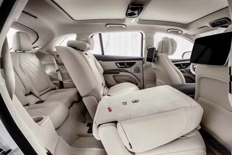 Đúng như những hình ảnh được công bố từ tháng trước, Mercedes-Benz EQS SUV 2023 mang trên mình không gian nội thất hiện đại và tràn ngập công nghệ. Ở bản tiêu chuẩn, xe sẽ có màn hình thông tin giải trí cảm ứng 12,8 inch và bảng đồng hồ kỹ thuật số với màn hình 12,3 inch. Ngoài ra, xe còn có cửa sổ trời toàn cảnh Panorama, ghế sưởi ấm/làm mát và hàng ghế thứ 3 tùy chọn.