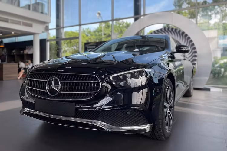 Với việc Mercedes-Benz E-Class 2022 tăng giá bán, giới tư vấn bán hàng luôn khuyên khách hàng nên mua xe ở thời điểm này để được hưởng chính sách ưu đãi 50% lệ phí trước bạ, chính sách này sẽ hết hiệu lực vào ngày 31/5/2022. Mercedes-Ben E-Class 2022 là bản facelift đã ra mắt Việt Nam vào tháng 3/2021. Xe có một số thay đổi đáng chú ý như cụm đèn pha "hao hao" thiết kế S-Class mới, lưới tản nhiệt góc cạnh hơn, đèn hậu mảnh, kéo dài vào tới nắp cốp xe.