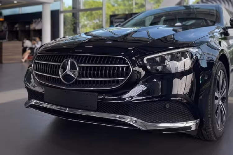 Ngoài ra, E-Class 2022 còn được trang bị vô lăng 3 chấu kiểu mới, màn hình kép 12,3 inch tích hợp hệ thống MBUX, hệ thống điều hòa tự động 3 vùng, cổng sạc USB Type-C, bàn rê cảm ứng trung tâm thiết kế mới dễ sử dụng hơn, đèn viền nội thất...