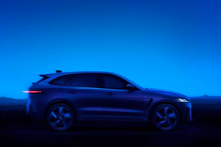 Nhờ gói lithium-ion 19,2 kWh lớn hơn, Jaguar F-Pace plug-in hybrid 2024 giờ đây sẽ chạy được 65km bằng năng lượng điện theo thống kê WLTP, tương ứng với mức tăng hơn 20%.