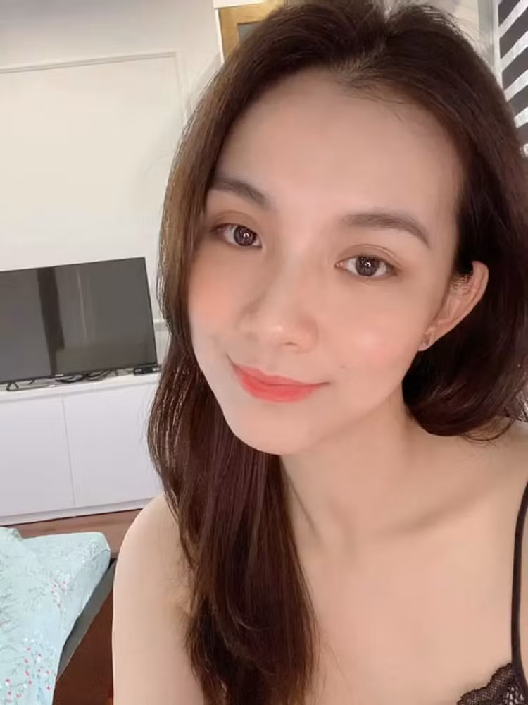Hoa hậu Hoàn vũ Việt Nam đang ở tuổi 35. Thùy Lâm sinh năm 1987, vốn nổi tiếng với vai trò ca sĩ, diễn viên. Năm 2008, cô đăng quang Hoa hậu Hoàn vũ Việt Nam, sau đó lọt top 15 Hoa hậu Hoàn vũ Thế giới. Khi tên tuổi đang ở đỉnh cao, Thùy Lâm bất ngờ kết hôn với Tiến sĩ Kinh tế Nguyễn Anh Tuấn vào năm 2010. Kể từ đó Thùy Lâm lui về hậu trường tập trung kinh doanh, lựa chọn cuộc sống bình yên và vun vén tổ ấm. Hoa hậu chỉ thi thoảng xuất hiện tại sự kiện của những người bạn thân thiết.
