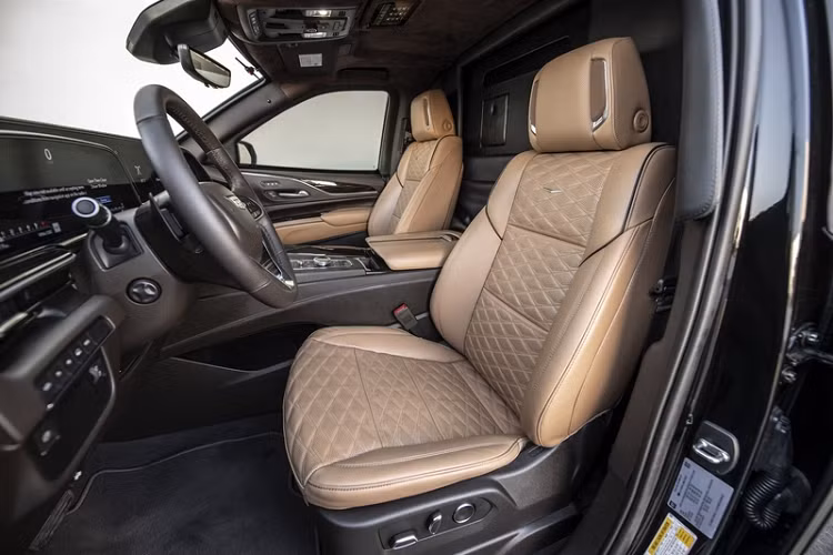 Toàn bộ cabin xe được bọc da chất lượng cao kết hợp da lộn Alcantara ở trần xe và các điểm nhấn ốp gỗ. Xe cũng có nhiều tính năng công nghệ hiện đại bao gồm một TV thông minh Samsung, hệ thống âm thanh Sony cao cấp, máy tính bảng cho thông tin giải trí,cửa sổ trời và hệ thống kiểm soát khí hậu hai vùng. Hành khách có thể sử dụng bàn gấp, rèm che cửa sổ để tăng thêm sự riêng tư.