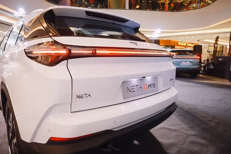 Bên sườn xe, mẫu SUV Trung Quốc này được trang bị đường dập gân nổi bật, kéo dài từ cửa trước đến đèn hậu. Bên dưới còn có bộ vành hợp kim 18 inch với thiết kế 5 chấu kép. Trong khi đó, các cột của xe đều được sơn màu đen, tạo hiệu ứng nóc "trôi nổi" cho mẫu SUV cỡ C này.