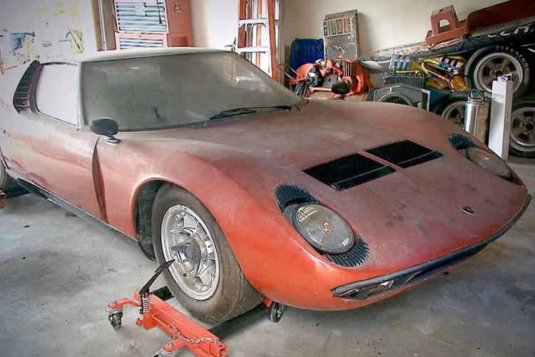 Từ trước đến nay, những chiếc Lamborghini Miura thường được bán với giá khoảng 1,5 - 3 triệu USD tùy theo phiên bản, thông số kỹ thuật và tình trạng xe. Trong đó, đắt nhất là chiếc Lamborghini Miura SV được bán với giá lên đến 3,2 triệu Bảng (khoảng 3,63 triệu USD) vào hồi đầu năm ngoái.