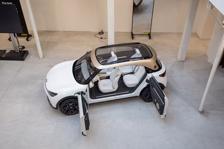 Smart #1 hoàn toàn mới là một sự khác biệt lớn so với những gì công ty đã cung cấp trước đây, vì mẫu xe mới nhất của công ty được thiết kế để thu hút số đông với vẻ ngoài bóng bẩy, nhiều công nghệ, và hệ truyền động chạy điện hoàn toàn.