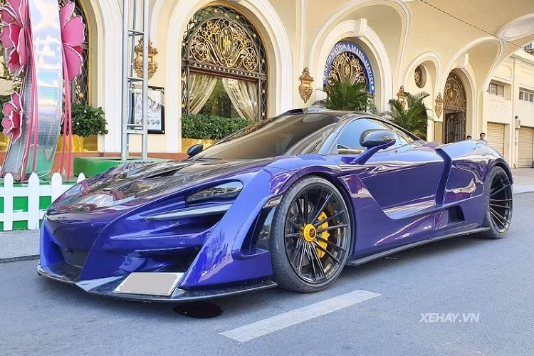Gói độ Novitec N-Largo bao gồm cản trước mới tích hợp hai hốc gió lớn, nối liền với líp trước to bản, nắp ca-pô phong cách Senna, vòm bánh xe có thêm khe gió, ống dẫn khí trên mui xe và cặp hốc gió mở rộng ở hai bên hông.