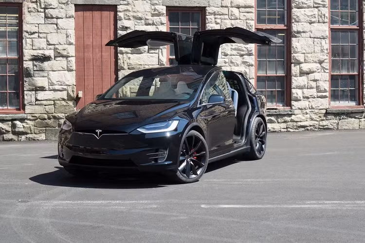 Chu xe bi phat 1400 USD vi goi Tesla Model X la “do choi tu sat”