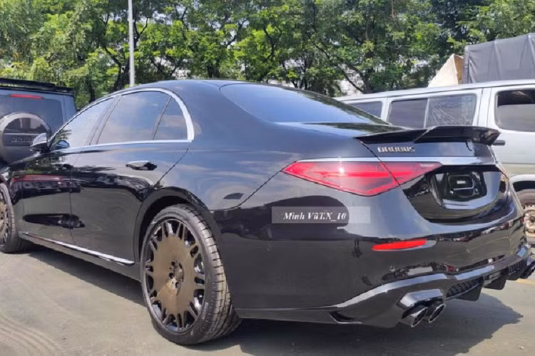 Nhờ đó, Brabus B50 chỉ mất 4,7 giây để tăng tốc từ vị trí xuất phát lên 100 km/h trước khi đạt tốc độ tối đa giới hạn điện tử 250 km/h. Mức giá xe Brabus B50 bán ra tại Việt Nam khoảng 8,1 tỷ đồng.