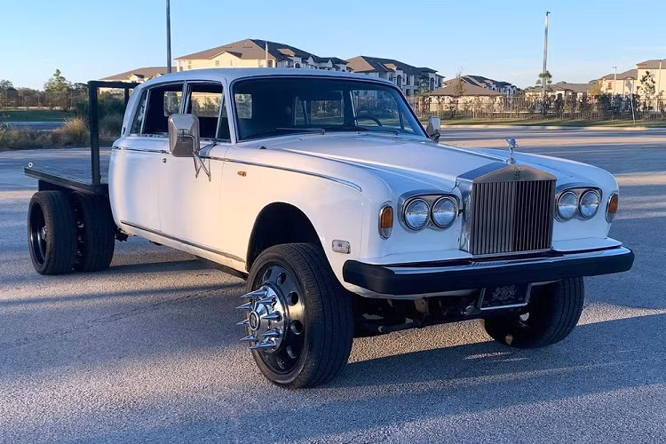 Chuyên môn chuyển đổi những chiếc Rolls-Royce và Bentley ở khu vực Florida, hai người đã tiến hành đặt phần thân một chiếc Silver Shadow lên khung gầm của một chiếc Chevrolet, và tạo nên một chiếc bán tải Rolls-Royce trâu bò. Wojciechowski thừa nhận chiếc xe vẫn là một dự án dang dở, chưa hoàn thiện như mong đợi nhưng có thể hoạt động ngon lành.
