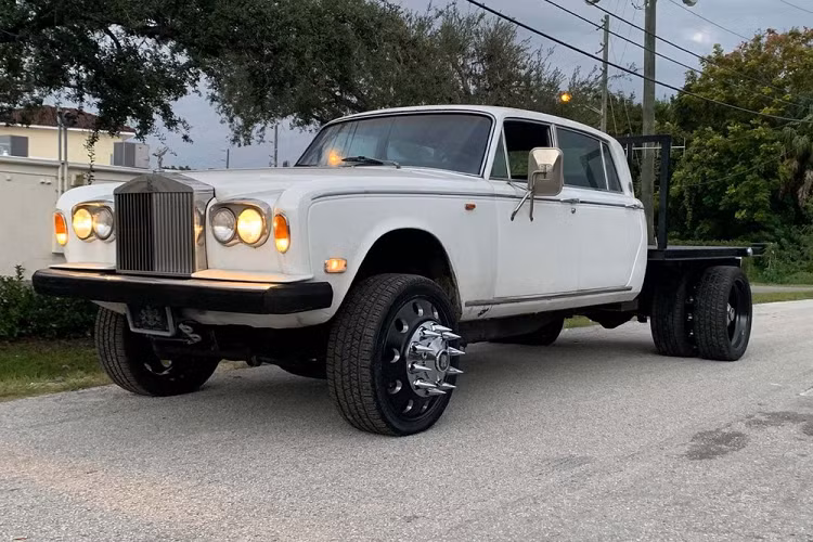 Với Rolls-Royce Cullinan, chúng ta có thể thấy rằng thương hiệu xe sang Anh Quốc không ngại bước chân vào phân khúc “gầm cao máy thoáng”, nhưng đối với thị trường xe bán tải thì chắc là chuyện không bao giờ. Tuy nhiên, một công ty chuyên môn ở Florida đã tạo tự mình tạo nên một chiếc xe đặc biệt, kết hợp một chiếc Rolls-Royce bán tải cổ điển với những gì thiết yếu của một chiếc xe bán tải Mỹ.