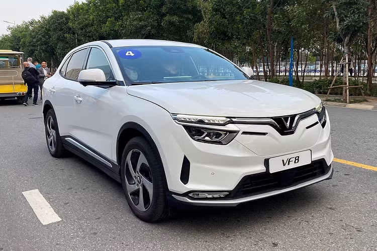 Đặc biệt, mẫu ô tô điện thông minh này được trang bị rất nhiều tính năng ưu việt như hiển thị tốc độ trên kính lái, ghế chỉnh điện 12 hướng, hệ thống âm thanh 12 loa, tính năng làm mát ghế sau (trên bản Plus) và một loạt công nghệ ADAS, Smart Services tiên tiến.