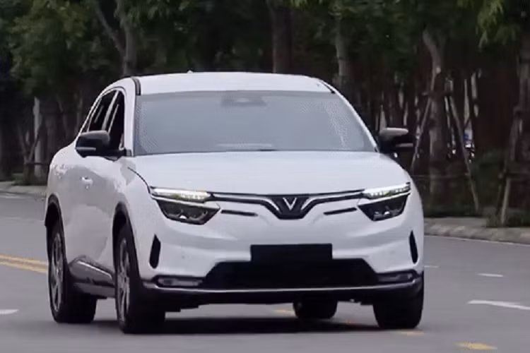 Cũng chốt cọc VF 8 ngay sau lần đầu “chạm mặt”, anh Thế Hoàng cho rằng đây là một trong những mẫu xe thú vị nhất và “đáng tiền” nhất hiện nay. Xét tất cả các tiêu chí quan trọng, từ thiết kế nội ngoại thất, trang bị đến vận hành, VF 8 tương đương với những mẫu xe có giá cao hơn nhiều lần.