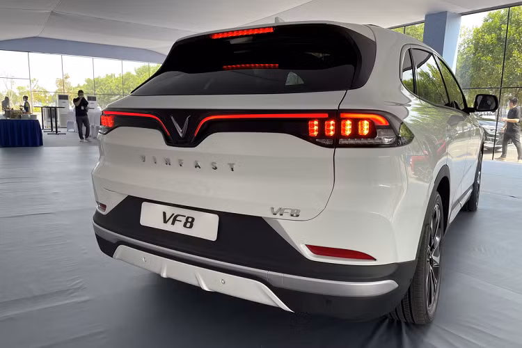Theo anh, VF 8 là lựa chọn đáng mua nhất hiện nay, đặc biệt là với những người yêu thích công nghệ, không muốn “bị bỏ lại phía sau” như anh. “Giá lăn bánh của VF 8 đang quá tốt do được hưởng một loạt ưu đãi, trong khi chi phí vận hành xe điện lại tiết kiệm hơn hẳn so với xe xăng.