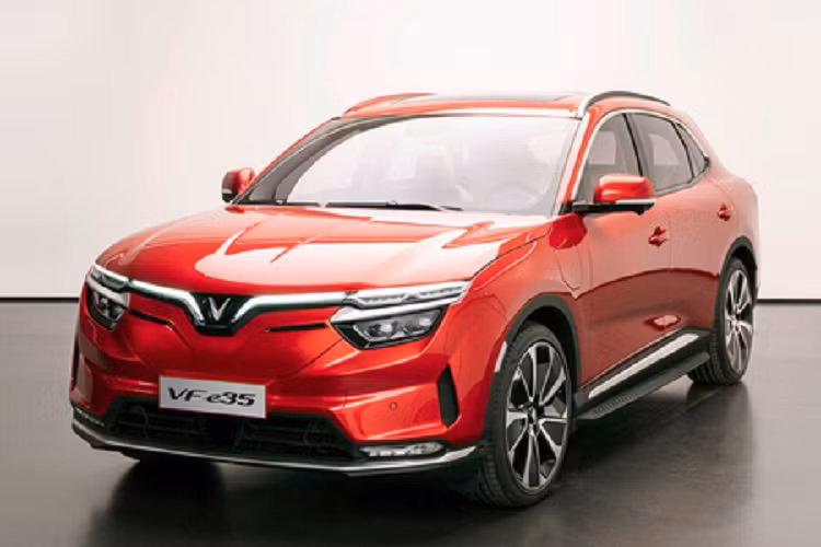  Các dịch vụ hậu mãi của VinFast cũng đang được đánh giá là tốt bậc nhất thị trường, cộng với hạ tầng trạm sạc ngày càng được phủ rộng, không có lý do gì để tôi không mua VinFast VF 8 ngay lúc này”, anh Sơn chia sẻ.