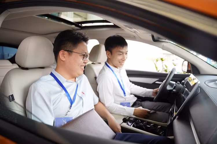 “Không gian xe rộng hơn hẳn các mẫu SUV chạy xăng cùng phân khúc hạng D tôi từng lái. Đặc biệt là khoảng để chân thoải mái cho người ngồi sau. Màn hình trung tâm cỡ lớn thì cực kỳ bắt mắt. Đặc biệt, thiết kế phím bấm ấn tượng khiến chiếc xe mang đậm chất công nghệ”, anh Hoàng tấm tắc.