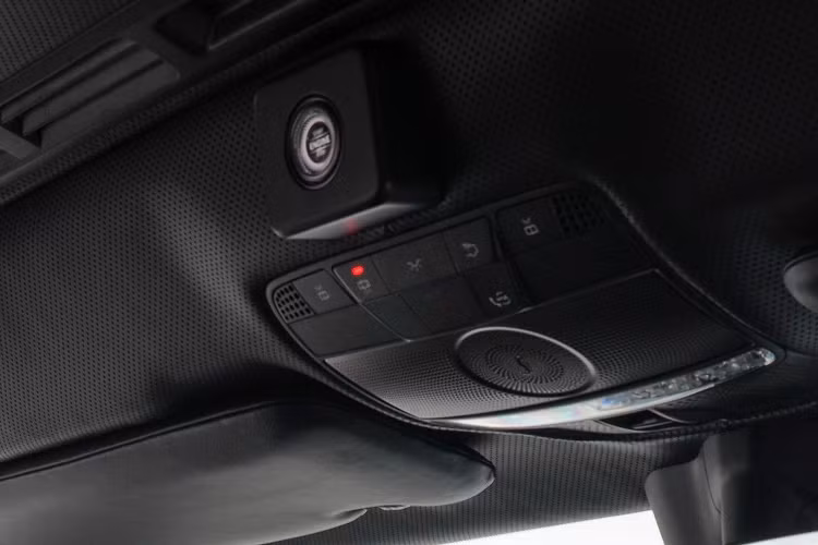 Cửa mở ngược kiểu Rolls-Royce cũng giúp chiếc G-Class này trông đặc biệt hơn cũng như giúp những vị chủ nhân giàu có có thể dễ dàng lên xuống xe hơn. Mansory cũng sửa đổi hệ thống truyền động của G 63, bổ sung bộ tăng áp lớn hơn cho động cơ tăng áp kép V8 4.0 lít.