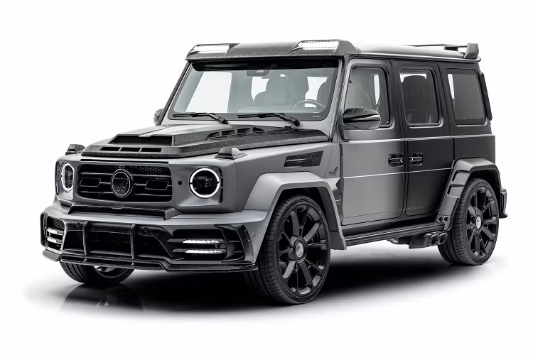 Các chi tiết sợi carbon được sử dụng làm điểm nhấn tại ốp vòm bánh xe cũng như các khe thoát gió. Hãng độ đến từ Đức cũng không quên thêm vào một số chi tiết khiến xe trở nên hầm hố hơn như bộ cánh gió cố định phía sau hay nắp ca-pô được thiết kế lại.