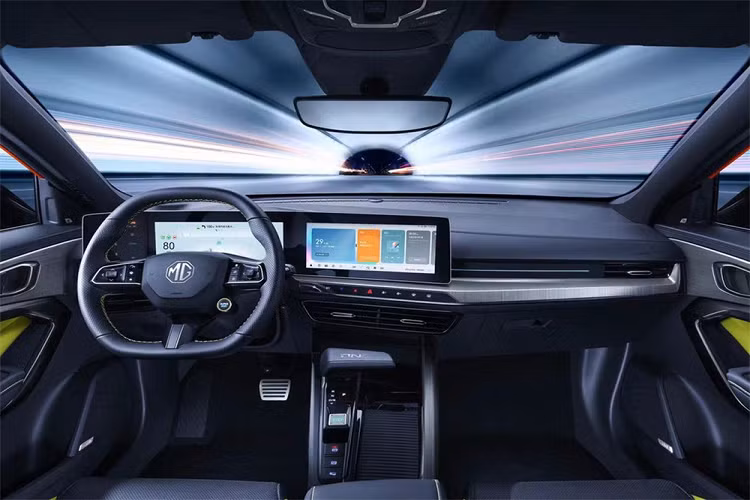 Bên sườn, MG One 2022 được trang bị nóc dốc dần về phía sau theo phong cách xe coupe. Trong khi đó, phía sau xe là cụm đèn hậu đèn hậu nằm ngang, ăn sâu vào cửa cốp, 2 đầu ống xả giả mạ crôm, bộ khuếch tán gió giả dưới cản sau và cánh gió mui.