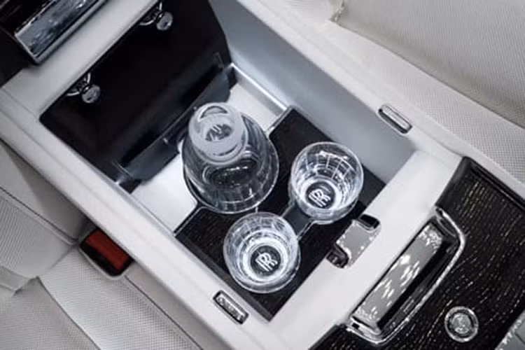 Tính năng “Rolls-Royce Connected” được tích hợp hệ thống điều hướng vào ứng dụng Whispers đặc quyền của Rolls-Royce, cho phép chủ xe gửi trực tiếp thông tin địa chỉ đến phương tiện của mình. Tính năng này cũng hiển thị vị trí và tình trạng an ninh của chiếc xe. Chỉ với một nút bấm, chủ sở hữu có thể liên hệ với đại lý ưu tiên để thực hiện bất kỳ yêu cầu nào về dịch vụ bảo dưỡng và sửa chữa.