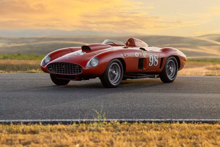 Ferrari ban đầu đã chế tạo chiếc xe này như một trong hai chiếc xe đặc biệt để cạnh tranh tại giải đua Carrera Panamericana năm 1955. Sergio Scaglietti đã thiết kế phần thân và cũng chế tạo các tấm thân xe.