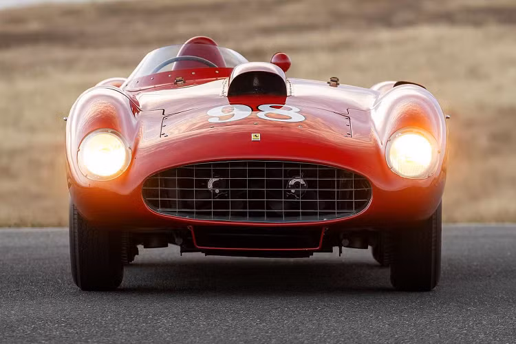 Mẫu xe được trang bị khối động cơ V12 4.9 lít và đây là động cơ lớn nhất mà Ferrari chế tạo cho đến thời điểm đó. Để tối đa hóa mức công suất, Ferrari đã trang bị hai bugi trên mỗi xi lanh.