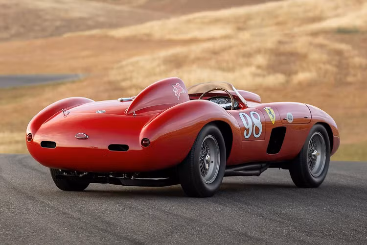 Tại đó, ấy đã khắc lên bình xăng dòng chữ: “Ông Ferrari đã nói với tôi rằng đây là chiếc Ferrari tốt nhất mà ông ấy từng chế tạo”. Thông điệp này hiện vẫn còn được lưu ở vị trí bình xăng trên xe.