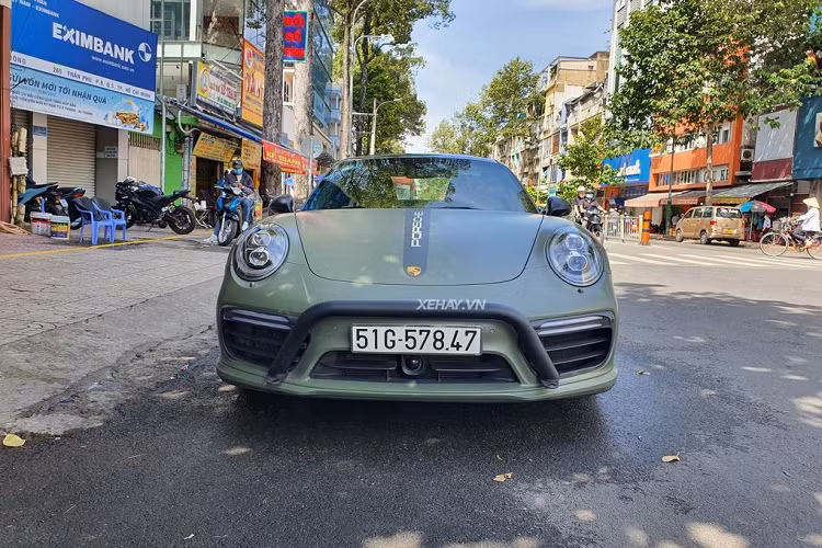 Chiếc Porsche 911 Turbo S của Đặng Lê Nguyên Vũ dù thuộc thế hệ thứ 7 những được trau chuốt khiến vẻ bề ngoài bắt mắt hơn. Chiếc xe thể thao hiệu năng cao này vẫn mang những nét truyền thống của dòng 911 huyền thoại như thiết kế khoang nội thất 2+2, cánh gió lớn và phần đuôi cụp xuống, bổ sung vào đó là những nét mới mẻ, hiện đại hơn.