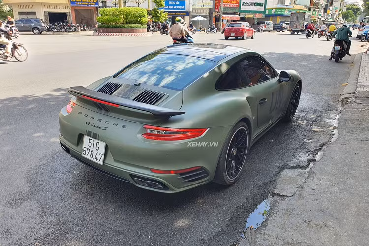 Đáng chú ý, Porsche 911 Turbo S có cánh lướt gió phía trước/sau có thể tự điều chỉnh khi xe đạt các tốc độ khác nhau như 80 km/h, 120 km/h và trên 200 km/h. Khi đó, cánh lướt gió phía sau sẽ được nâng lên hết cỡ, trong khi cánh lướt gió trước sẽ được mở rộng ra.
