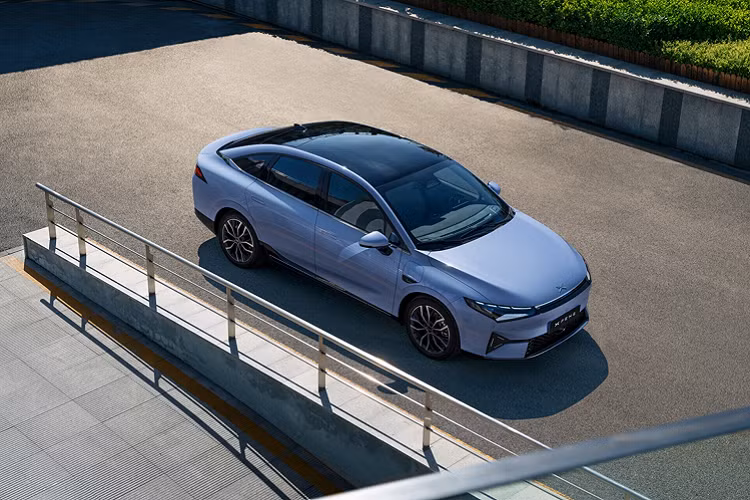 Xpeng P5 chạy điện đã được bán ra ở Trung Quốc. Xe có gói pin 66 kWh và một mô-tơ điện duy nhất cho công suất 211 mã lực và mô-men xoắn 310 Nm. Mẫu Xpeng P5 mất 7,5 giây khi tăng tốc từ 0 lên 100 km/h.
