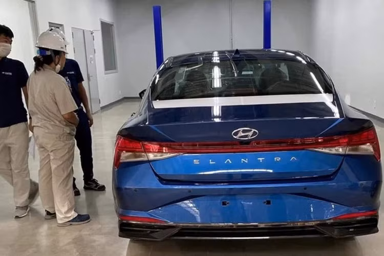 Điểm nhấn trên Elantra 2023 chính là hệ thống an toàn chủ động Hyundai Smart Sense nhằm cạnh tranh tốt hơn trước các đối thủ. Gói trang bị này sẽ bao gồm các tính năng: Phòng tránh va chạm phía trước FCA,...