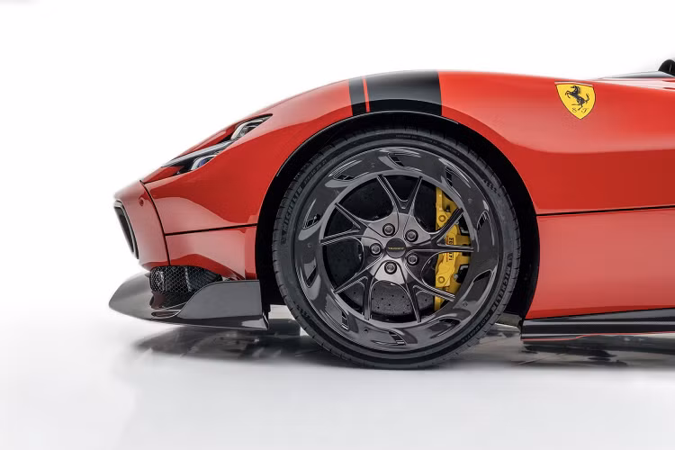 Mansory trang bị bộ mâm đúc nguyên khối YT.5 Air thửa riêng cho chiếc Monza SP2, kích thước 21 inch ở cầu trước và 22 inch ở cầu sau.