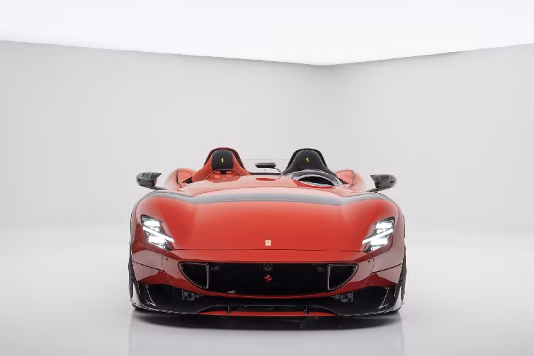 Cản trước và sau của mẫu siêu xe speedster Ferrari Monza SP2 được thiết kế lại hầm hố hơn, nhằm phục vụ mục đích khí động học. Những chi tiết như ốp cản trước, tai gương ngoại thất... được làm từ sợi carbon, cùng những họa tiết trang trí màu đỏ Rosso Corsa.