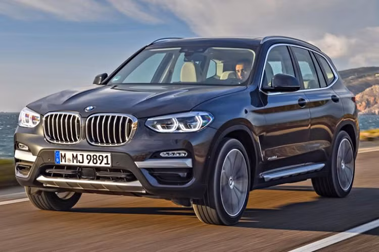 BMW X3 bị trừ điểm do khoang lái không được sang trọng như các đối thủ. Đối với GV70, các chuyên gia của US News nhận định rằng gần như chẳng có điều gì có thể phàn nàn về mẫu xe này cả.