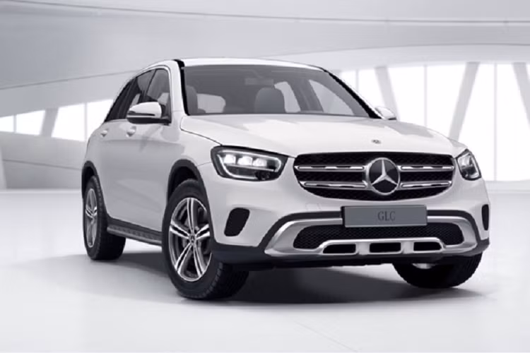 GLC được đánh giá là mẫu xe khá toàn diện với khoang lái thiết kế sang trọng cùng các tính năng thông tin giải trí công nghệ cao. Tuy nhiên, không gian nội thất khá khiêm tốn so với các đối thủ trong phân khúc là một nhược điểm lớn của mẫu SUV này.