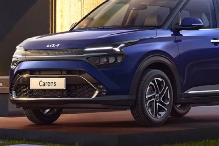 Kia Carens 2022 được áp dụng ngôn ngữ thiết kế Opposites United, nên có “ngoại hình” trông khá khoẻ khoắn, năng động và có phần hơi táo bạo, thể hiện rõ nhất ở phần đầu xe. Chiếc MPV được trang bị lưới tản nhiệt hình lục giác cỡ lớn cùng hệ thống đèn 2 tầng với dải đèn LED định vị ban ngày nằm trên và đèn pha ở dưới.