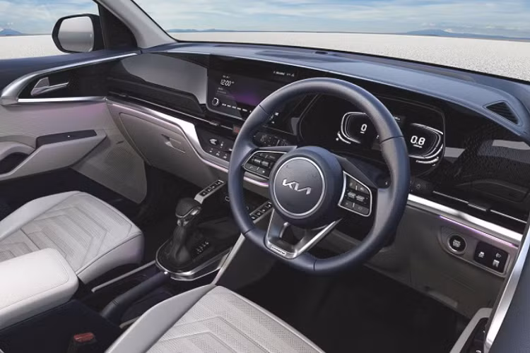 Tại Ấn Độ, Kia Carens 2022 mới có 5 phiên bản chính là Premium, Prestige, Prestige Plus, Luxury và Luxury Plus. Trong đó mỗi phiên bản có 3 tùy chọn cấu hình động cơ: máy xăng 1.5L mạnh 115 mã lực / 114 Nm, máy xăng tăng áp 1.4L mạnh 140 mã lực / 242 Nm và máy dầu 1.5L mạnh 115 mã lực / 250 Nm. Xe được trang bị hộp số sàn 6 cấp tiêu chuẩn, đi kèm tùy chọn nâng cấp lên hộp số tự động ly hợp kép 7 cấp đối với máy xăng và tự động 6 cấp với máy dầu.