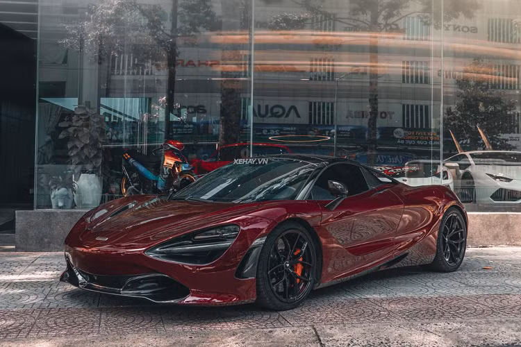 Tính đến thời điểm hiện tại, McLaren 720S đang dần trở thành "siêu xe quốc dân" tại Việt Nam với tổng số lượng xe đang lăn bánh khoảng hơn 10 chiếc, bao gồm cả biến thể mui cứng (Coupe) và biến thể mui trần (Spider). Và chiếc McLaren 720S Spider màu đỏ “máu” siêu cuốn hút trong bài cũng là một trong số đó.