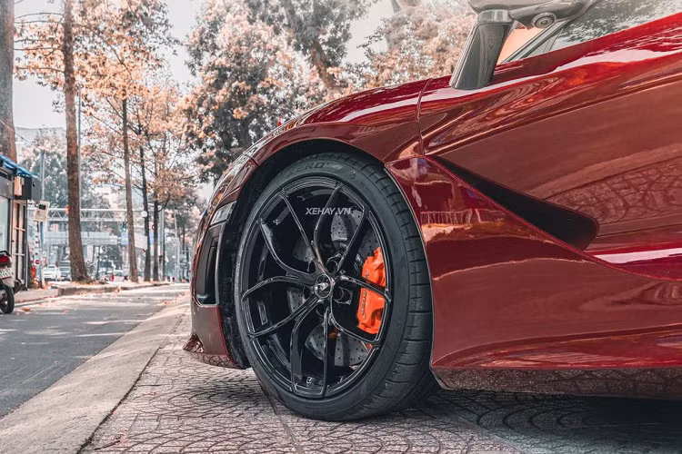 McLaren 720S Spider được trang bị khối động cơ tăng áp kép V8, dung tích 4.0L, sản sinh công suất 720 mã lực và mô-men xoắn 769 Nm