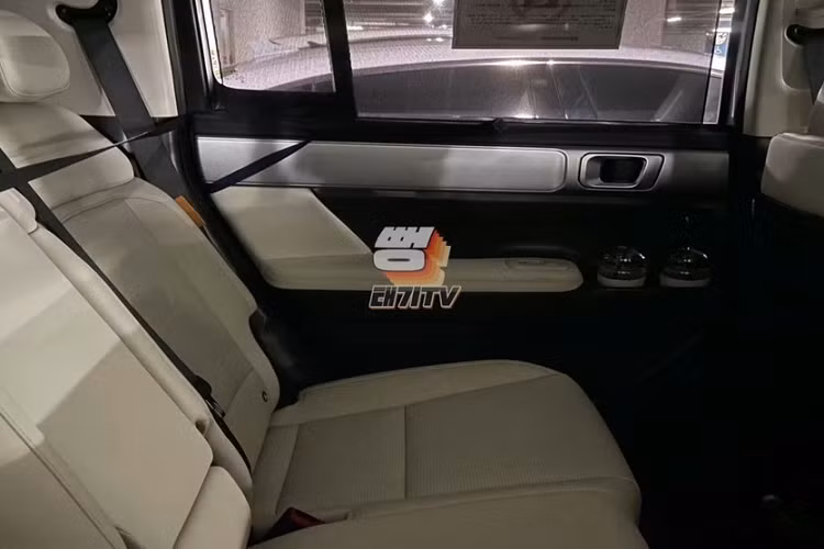 Theo tin đồn, Hyundai SantaFe thế hệ mới sẽ được nâng phân khúc từ hạng trung lên cỡ lớn để gia tăng sự khác biệt với người anh em Tucson. Điều này được hé lộ qua hộc đựng cốc trên tapi cửa ở hàng ghế thứ hai với thiết kế giống mẫu SUV cỡ lớn Hyundai Palisade.
