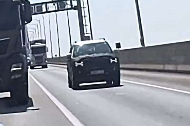 Thay đổi tiếp theo của Hyundai SantaFe mới là bộ vành la-zăng. Xe được dùng để chạy thử được trang bị bộ vành có thiết kế 5 chấu dày dặn và sơn 2 màu hoặc sơn màu đen bóng. Hiện chưa có thông tin về trang bị, thông số kỹ thuật và động cơ của Hyundai SantaFe thế hệ mới.