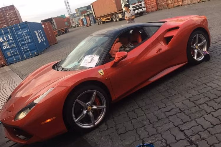 Sáng ngày 21/7/2022 vừa qua, hình ảnh vụ tai nạn siêu xe Ferrari 488 GTB màu đỏ xảy ra trên con đường Nguyễn Văn Linh, quận Long Biên, Hà Nội, đã khiến không ít người yêu xe Việt Nam sững sờ.