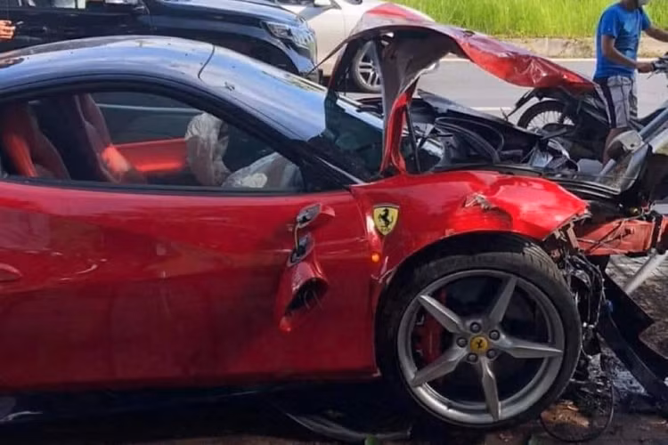 Ferrari 488 GTB sở hữu động cơ V8, tăng áp kép, dung tích 3.9 lít, sản sinh công suất tối đa 661 mã lực tại vòng tua máy 8.000 vòng/phút và mô-men xoắn cực đại 760 Nm tại vòng tua máy 3.000 vòng/phút. Động cơ kết hợp cùng hộp số ly hợp kép 7 tốc độ giúp xe chỉ mất 3 giây để tăng tốc lên 100 km/h từ vị trí đứng yên trước khi đạt vận tốc tối đa 330 km/h.
