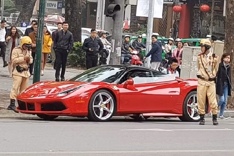 Theo chia sẻ của chủ nhân, chiếc Ferrari 488 GTB được đặt từ chính hãng ở Mỹ vào năm 2017 và về Việt Nam khoảng 2019. Xe có rất nhiều chi tiết cá nhân hóa nên tổng chi phí sau lăn bánh là 23 tỷ đồng. Theo chính sách của hãng, chiếc xe này được bảo hành, bảo dưỡng miễn phí tới 7 năm. Trung bình 1 năm ít nhất 1 lần bảo dưỡng định kỳ, không căn cứ vào số km chạy.
