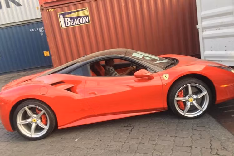 Nguyên nhân vụ tai nạn là do 2 nhân viên của Volvo Hà Nội mang siêu xe Ferrari 488 GTB của khách ra chạy thử sau khi thay dây cu-roa, người điều khiển không làm chủ được tay lái, khiến chiếc Ferrari 488 GTB lao lên vỉa hè, tông gãy 2 gốc cây xanh, làm phần đầu xe nát bét.