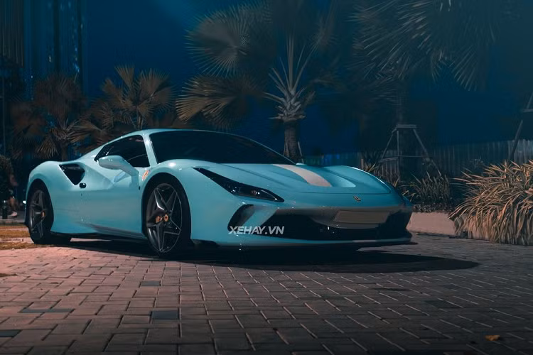 Chiếc Ferrari F8 Spider màu độc này sở hữu ngoại thất xanh da trời nhạt với điểm nhấn là đường sọc trắng ở giữa nắp ca-pô, mang đến cái nhìn trẻ trung, dễ chịu. Được biết, nguyên bản xe có màu sơn ngoại thất vàng nổi bật, nhưng khi “sang tay” chủ nhân mới tại Đà Lạt xe được thay “bộ áo” mới. Bên cạnh màu “áo” độc nhất, chiếc Ferrari F8 Spider này còn sở hữu bộ bodykit đến từ thương hiệu Novitec danh tiếng.
