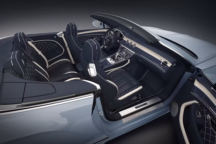 Trên bảng điều khiển, phần trang trí có độ bóng cao với họa tiết Piano Linen đã được kết hợp với tấm ốp màu xanh Imperial Blue. Mẫu xe thứ hai được trang lớp sơn Sage Green ở bên ngoài. Bên trong, màu sắc xen kẽ giữa Xanh Cumbrian và Linen trên bề mặt ghế ngồi và các chi tiết trang trí đã đem đến cho chiếc xe một diện mạo thực sự ấn tượng và độc đáo.