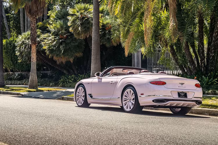 Bộ sưu tập Continental GTC Speed của Bentley Beverly Hills bày tỏ sự tri ân đối với phong cách trang trí nghệ thuật của Hollywood trong những năm 1920, thời đại được xác định bởi những người như Mary Pickford, Douglas Fairbanks, Will Rogers và Rudolph Valentino.